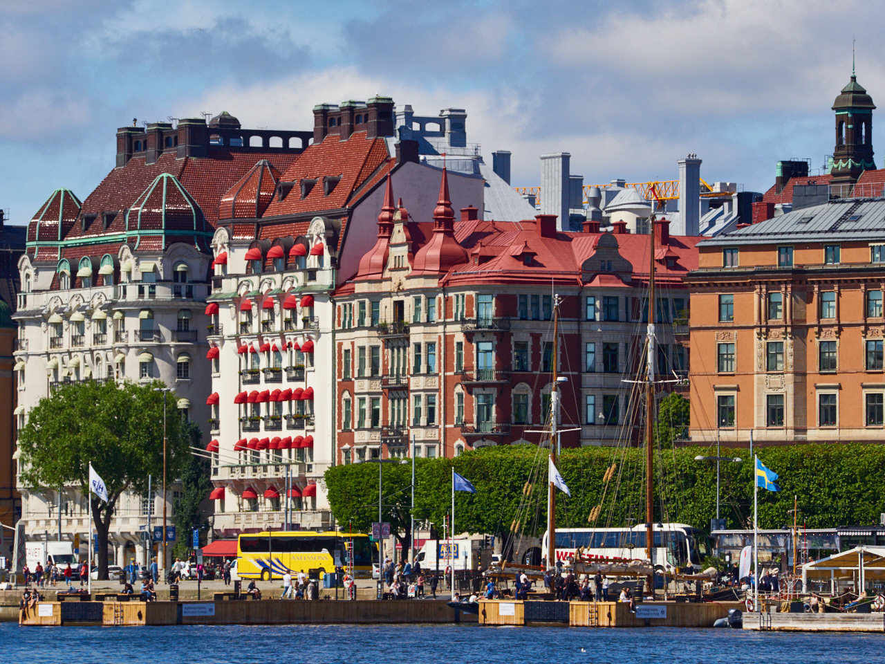 060 Stockholm 14 06 19 121